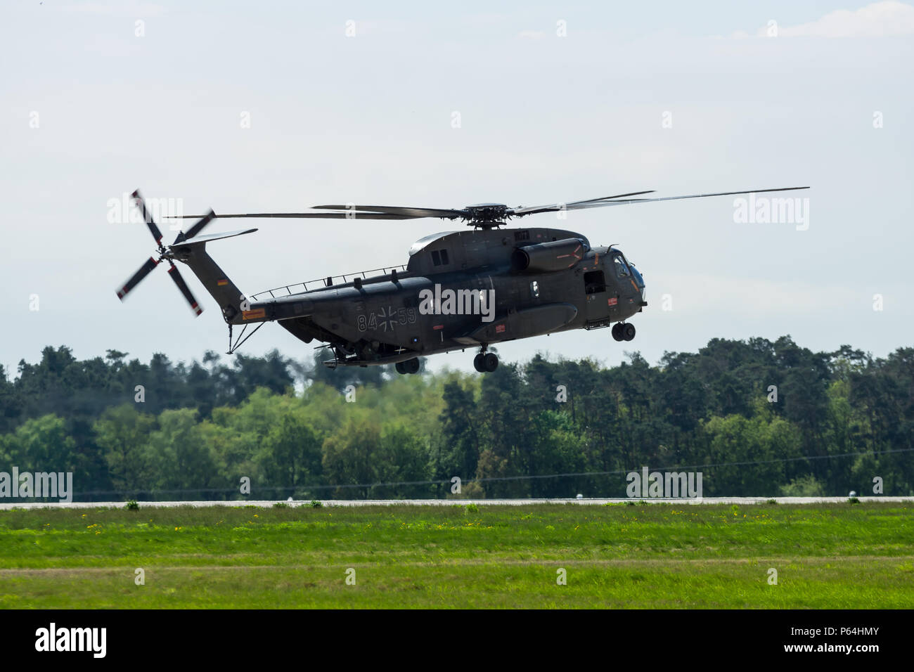 Demonstration Flug des Mediums utility NHIndustries Militärhubschrauber NH90. Deutsche Armee. Ausstellung die ILA Berlin Air Show 2018. Stockfoto