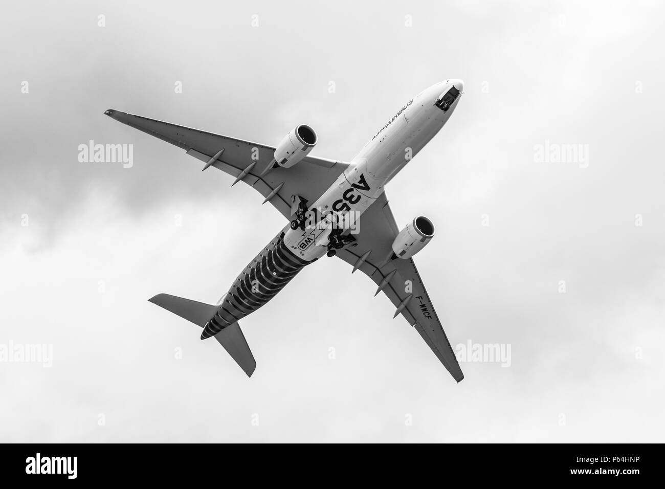 Demonstration Flug der wide-Body Jet Airliner Airbus A350 XWB. Schwarz und Weiß. Ausstellung die ILA Berlin Air Show 2018 Stockfoto