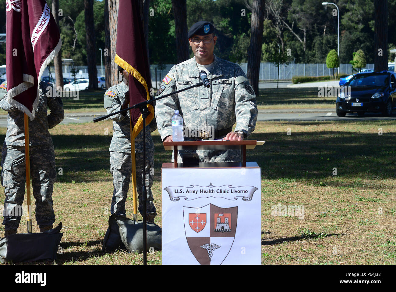 Us-Armee Brig. Gen. Norvell V. Blässhühner, Commander, Regional Health Befehl Europa und Befehl Chirurg, der US-Army in Europa während der Deaktivierung Zeremonie der US-Armee Gesundheit Clinic-Livorno im Camp Darby, Italien, 3. Mai 2016. (Foto von Elena Baladelli/freigegeben) Stockfoto