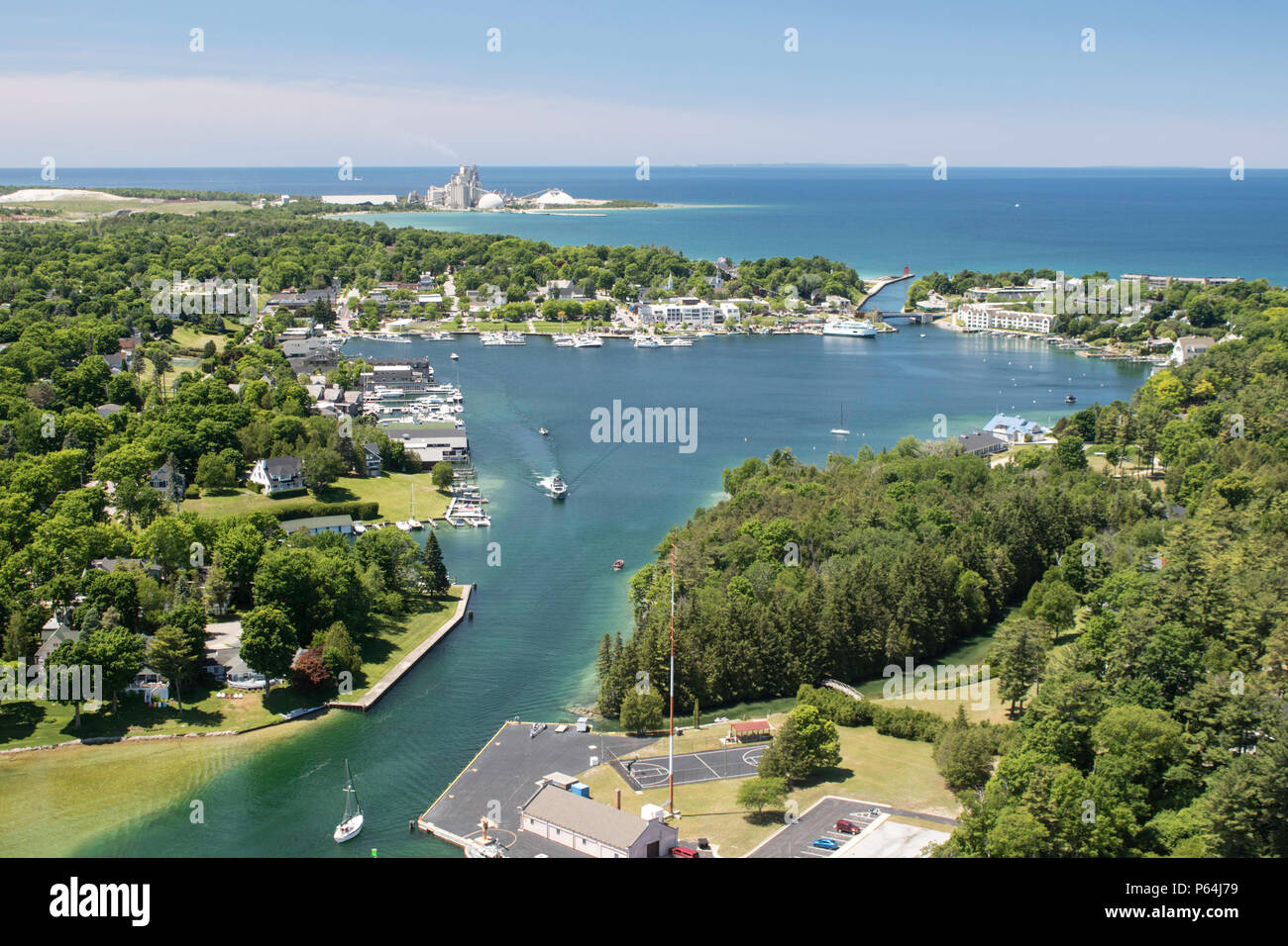 Luftaufnahme der Pine River führt zu Round Lake mit Charlevoix und Lake Michigan im Hintergrund, Blick nach Westen. Stockfoto