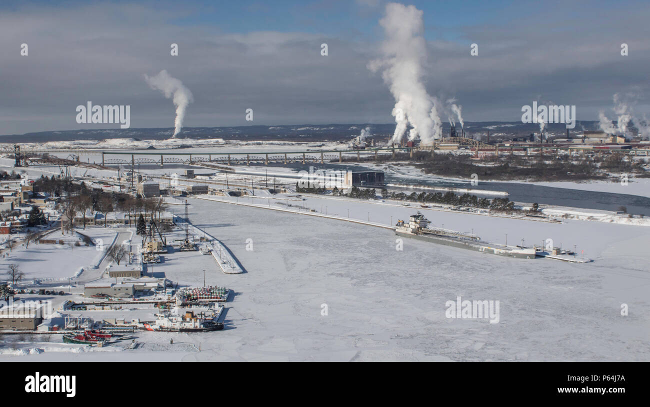 Luftaufnahme der eingefrorene Schlösser bei Minusgraden, mit Schiffen, die in Eis eingeschlossen Stockfoto
