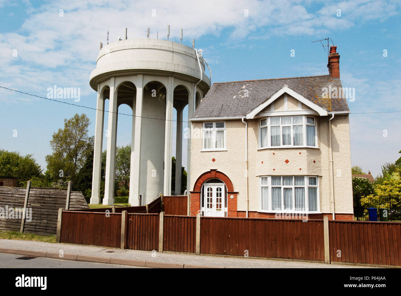 Wasserturm mit Handy Relais in einem Wohngebiet, Lowestoft, Suffolk, Großbritannien Stockfoto