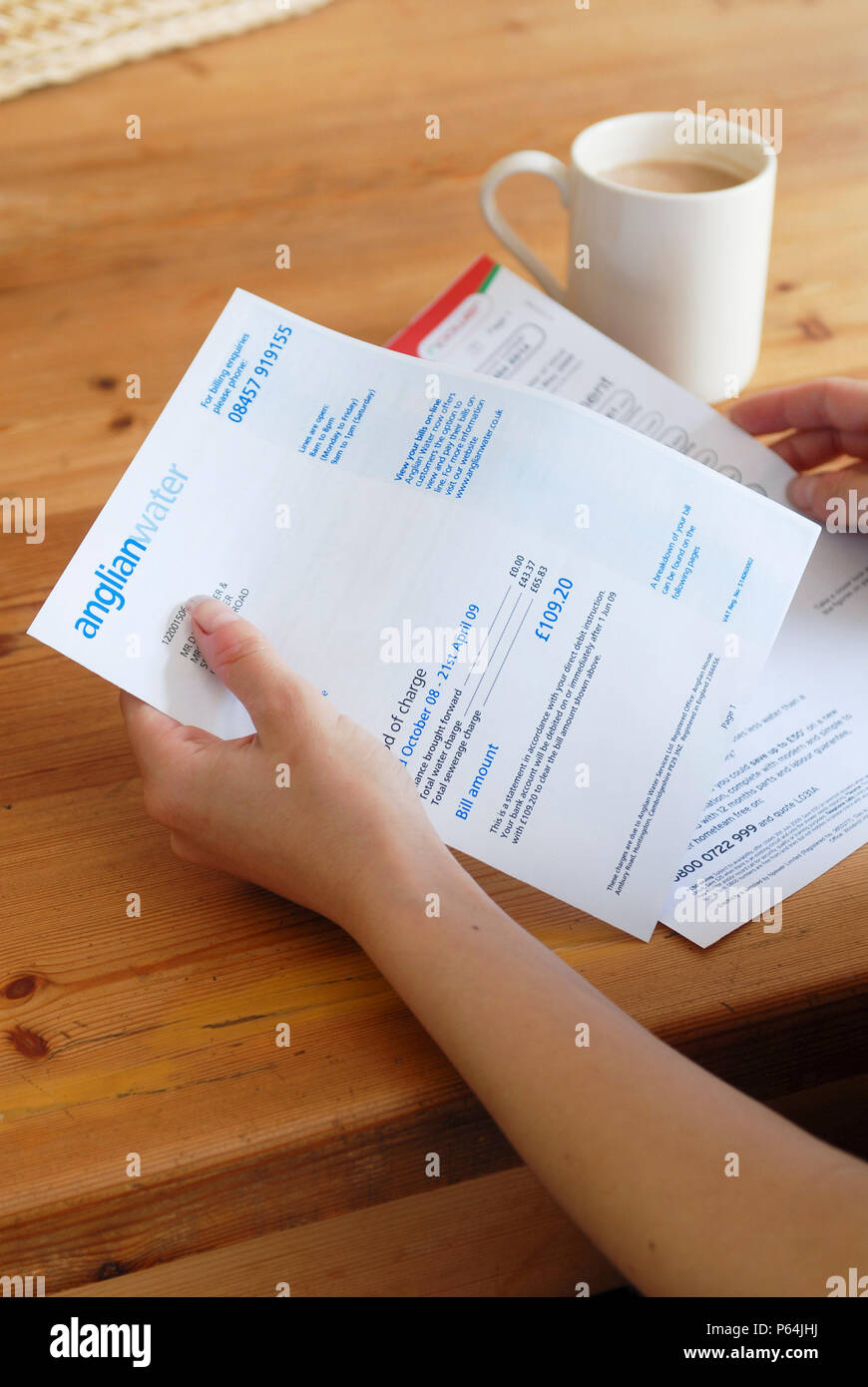 Junge Person an der Stromrechnung. Stockfoto