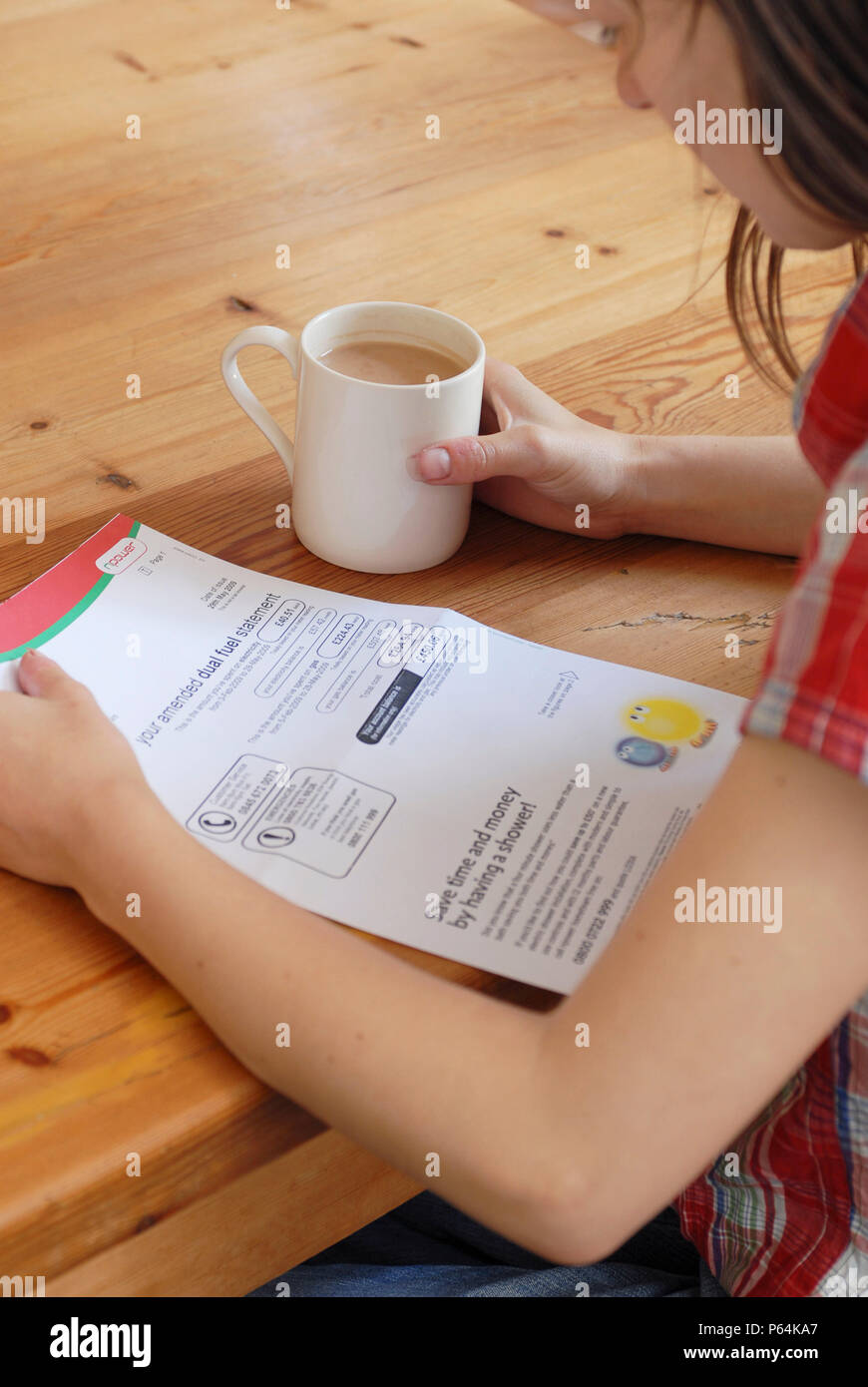 Junge Person an der Stromrechnung. Stockfoto