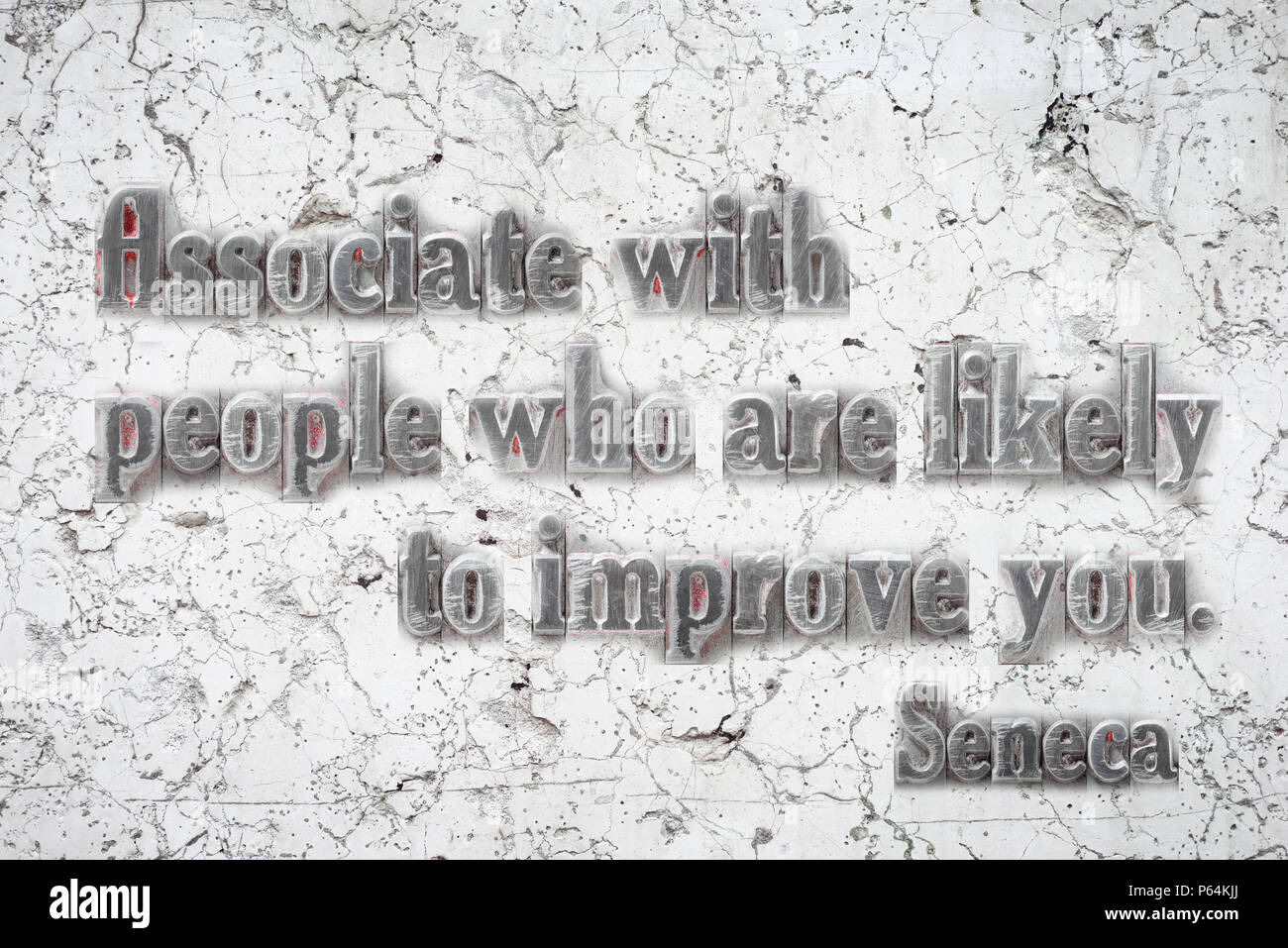 Mit Menschen, die wahrscheinlich sind Sie - alten römischen Philosophen Seneca Zitat auf weißem Marmor Wand zu verbessern Verknüpfen Stockfoto