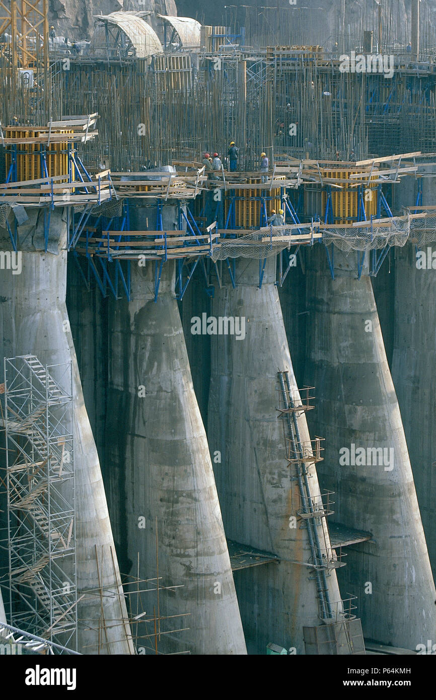 Riesige Einnahme Strukturen für die unterirdischen Wasserkraftwerk bei xiaolangdi Damm am Gelben Fluss in China. Stockfoto