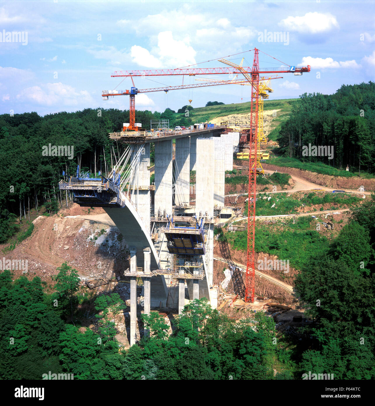 Kabel unterbrochen Arch Betonierarbeiten auf der Autobahn Brücke. Deutschland. Stockfoto