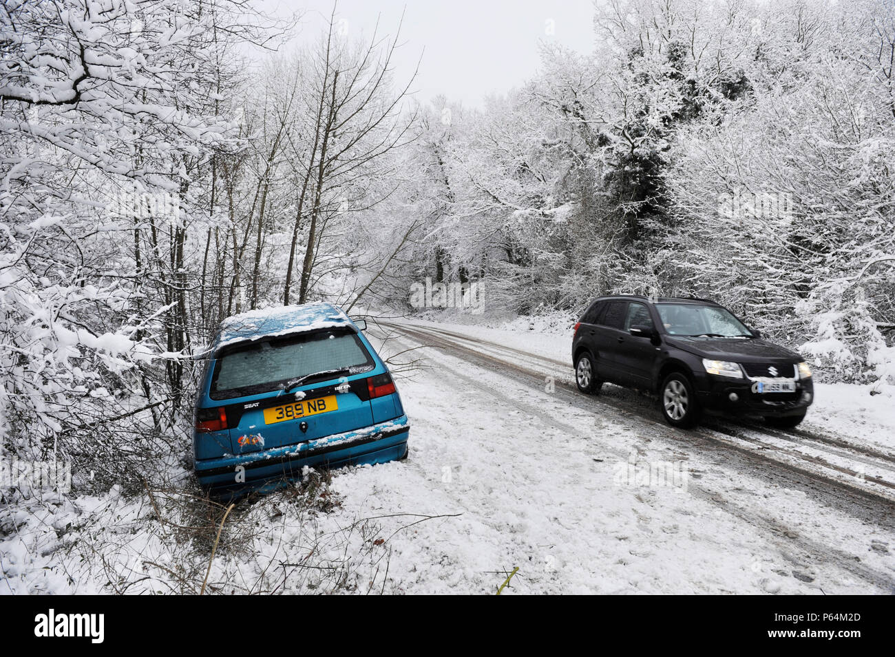 Verlassenes Auto von Seite der Straße bei Schneewetter, Großbritannien Stockfoto