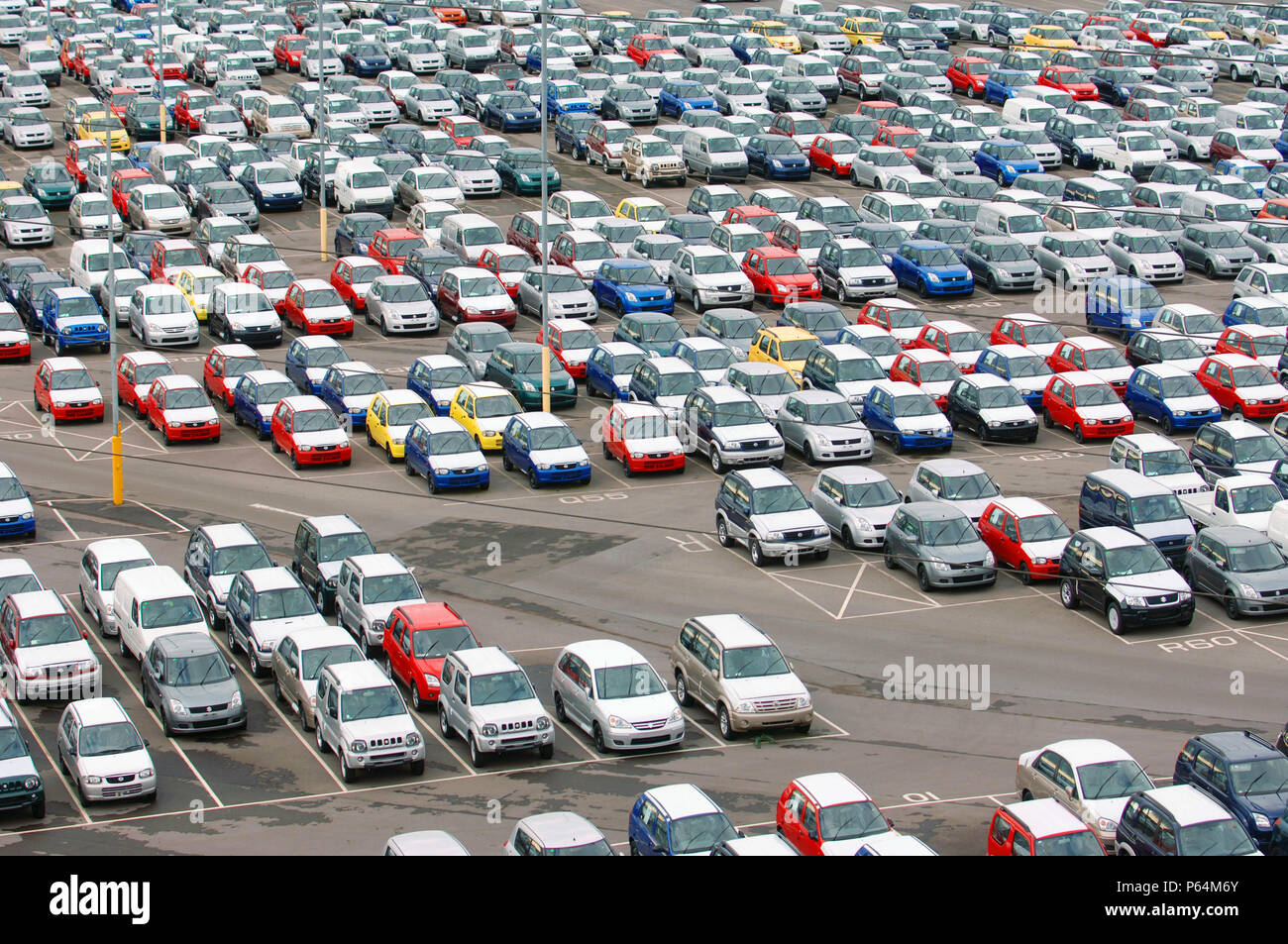 Neuen Suzuki Pkw und Transporter bei Avonmouth Docks in der Nähe von Bristol, UK geparkt Stockfoto