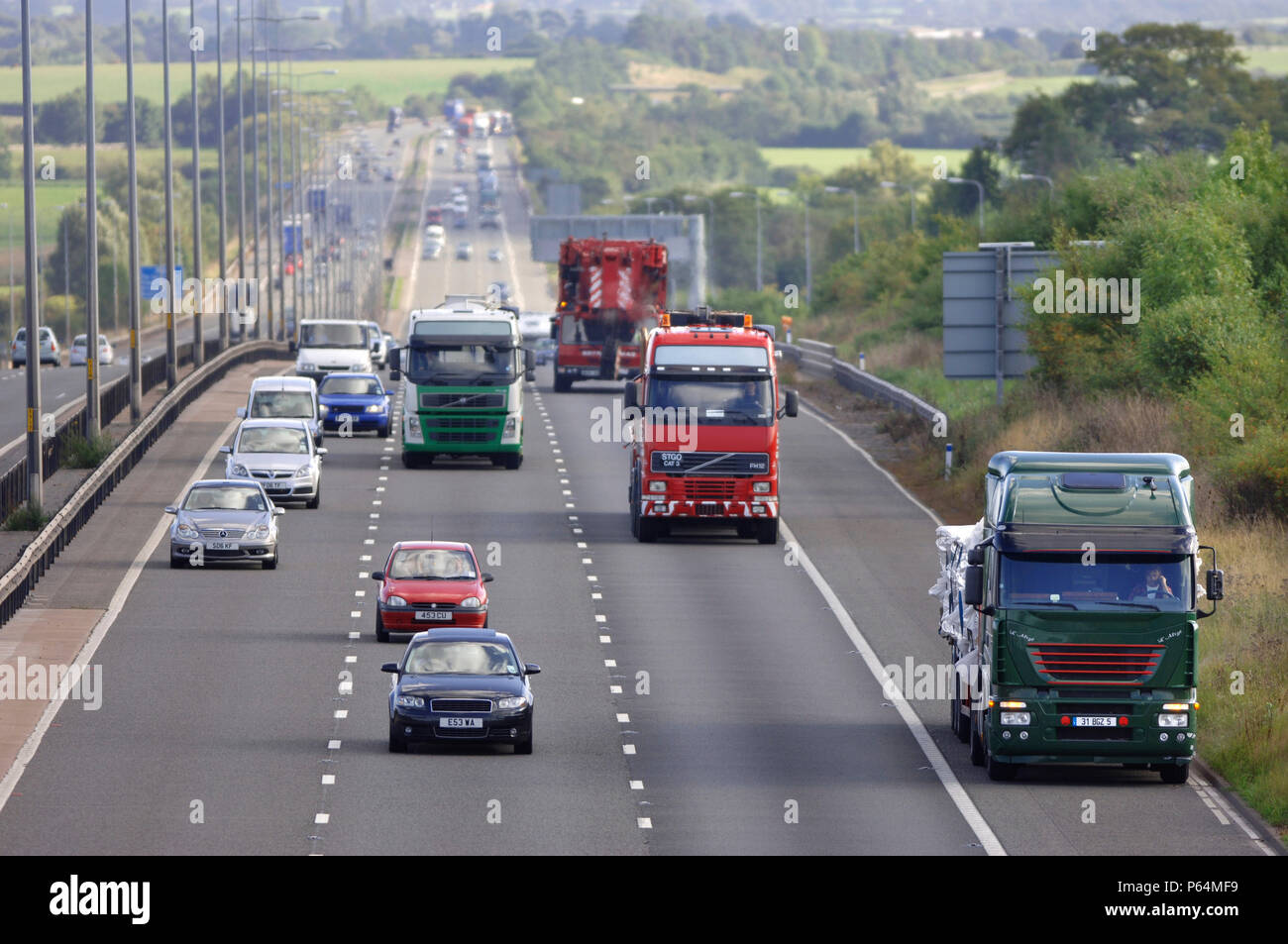 Der Verkehr auf der Autobahn M5 Richtung Norden, Gloucestershire, Großbritannien Stockfoto
