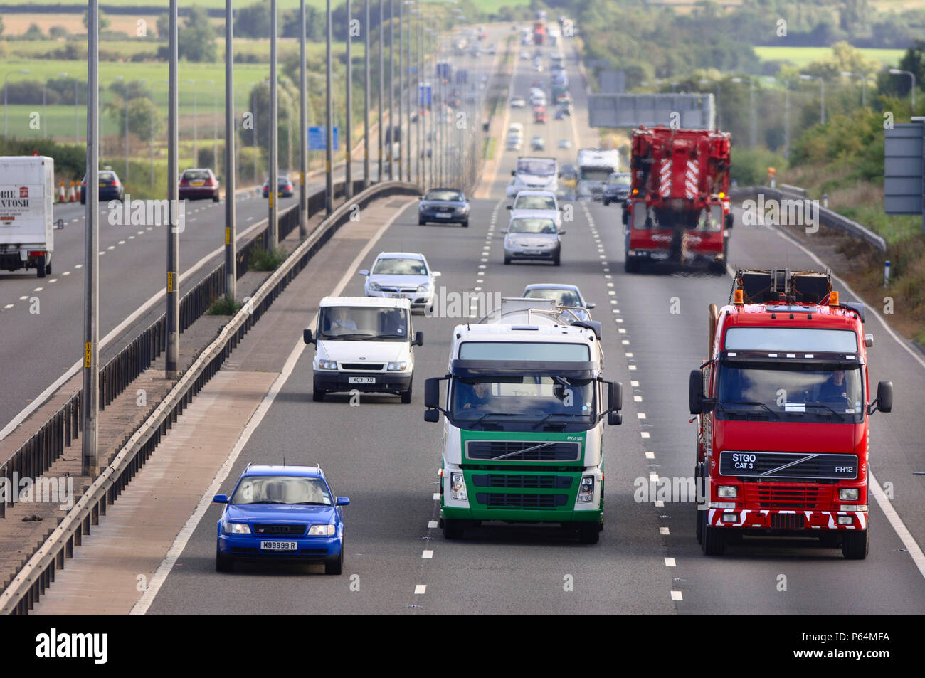 Der Verkehr auf der Autobahn M5 Richtung Norden, Gloucestershire, Großbritannien Stockfoto