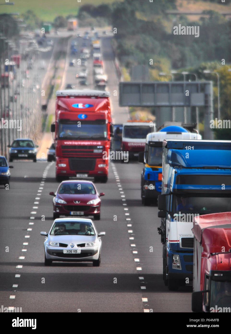 Der Verkehr auf der Autobahn M5 Richtung Norden, Gloucestershire, Großbritannien Stockfoto