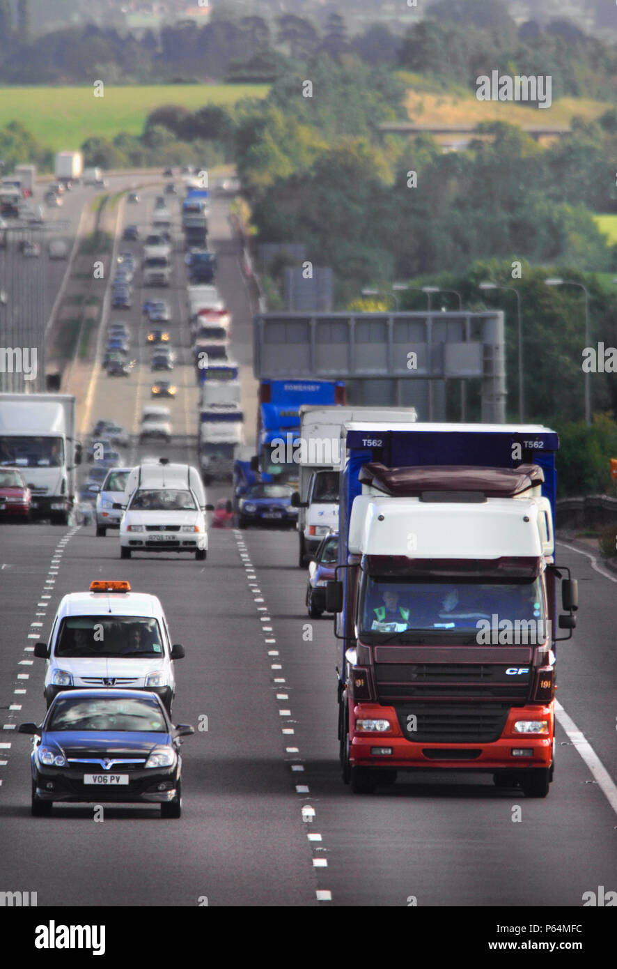 Der Verkehr auf der Autobahn M5 Richtung Norden, Gloucestershire, Großbritannien Stockfoto