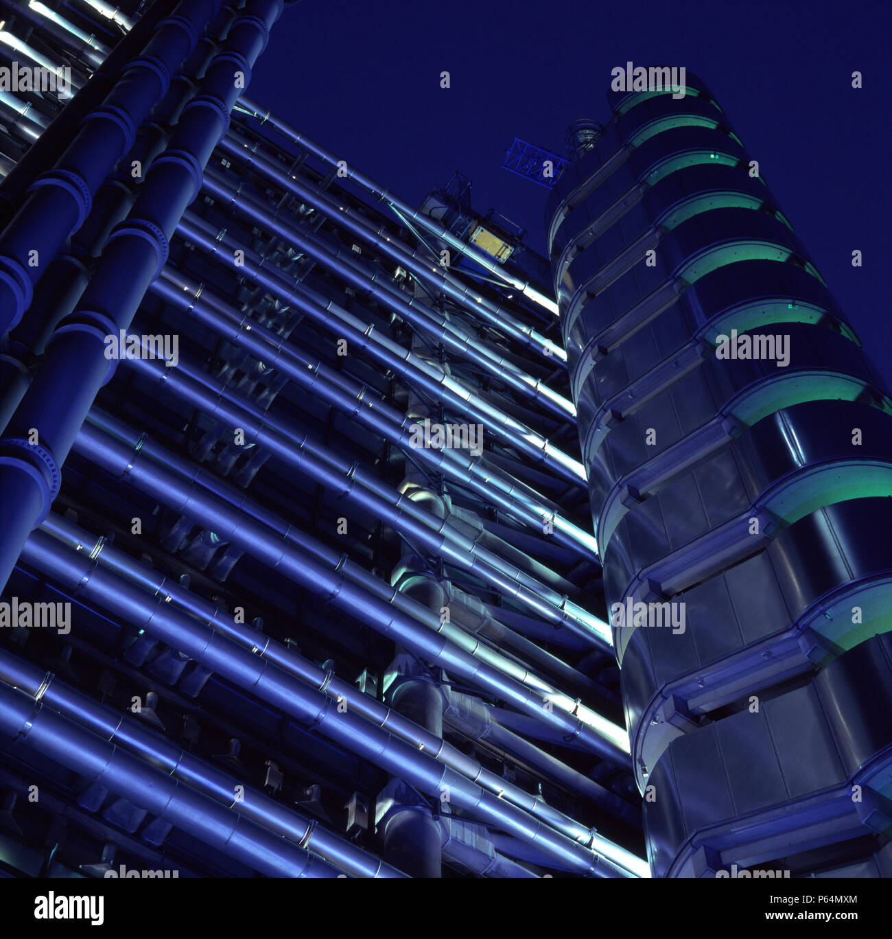 Die Lloyds building bei Nacht, London, UK. Von Richard Rogers Partnership konzipiert. Stockfoto