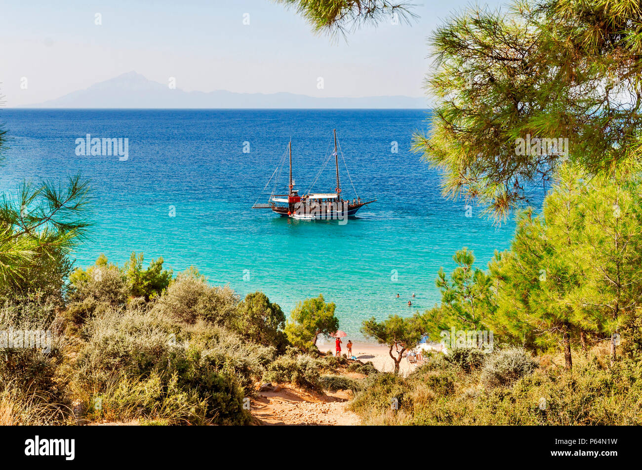 POTOS, Thassos, Griechenland, 03. SEPTEMBER 2016 kleine Strand Potos in der Griechischen Insel Thassos, mit dem Boot auf das Meer am 03. September auf Thassos Stockfoto
