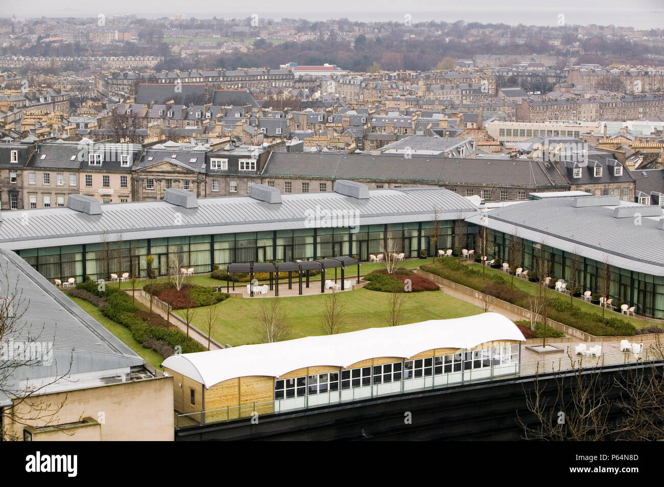 Ein Architekt entworfen, modernes Gebäude mit Grasdach direkt an der Princes Street in Edinburgh, Schottland, Großbritannien. Mit einem grünen Dach auf Gebäude können Stockfoto