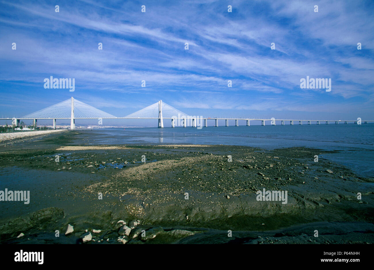Vasco-da-Gama-Brücke (Portugiesisch: Ponte Vasco da Gama) ist eine Schrägseilbrücke flankiert von Viadukte und Straßen, die sich über den Fluss Tejo in der Nähe von Lissabon, Stockfoto