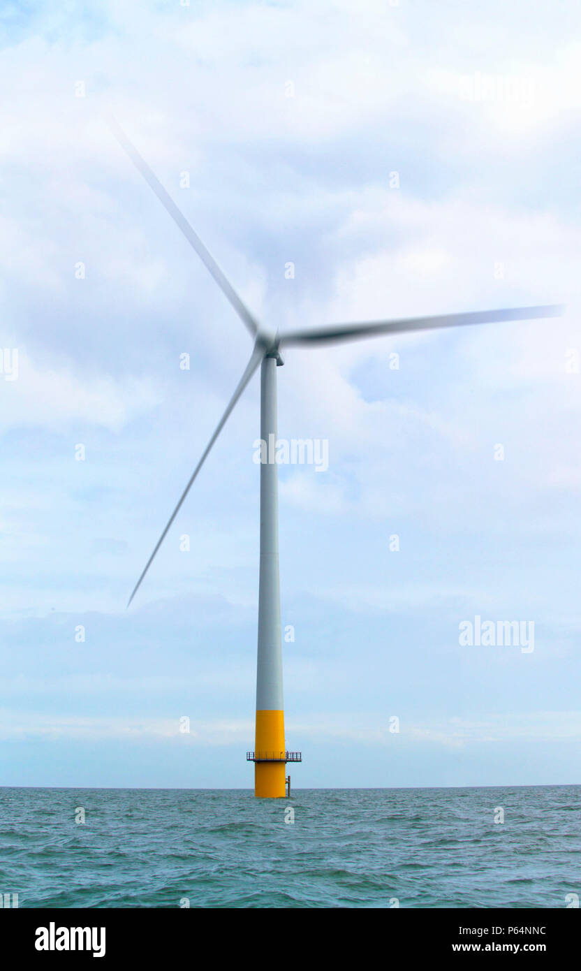 Zuerst die Windenergieanlagen mit Gondel und alle Lamellen in der Kentish Flats Winfarm Whitstable Kent Stockfoto