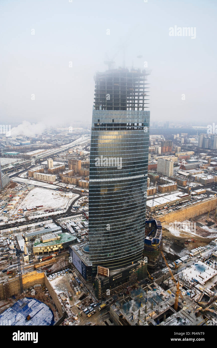Hohe Winter Blick auf Moskau Wolkenkratzer im Bau. Von der benachbarten Baustelle. Stockfoto