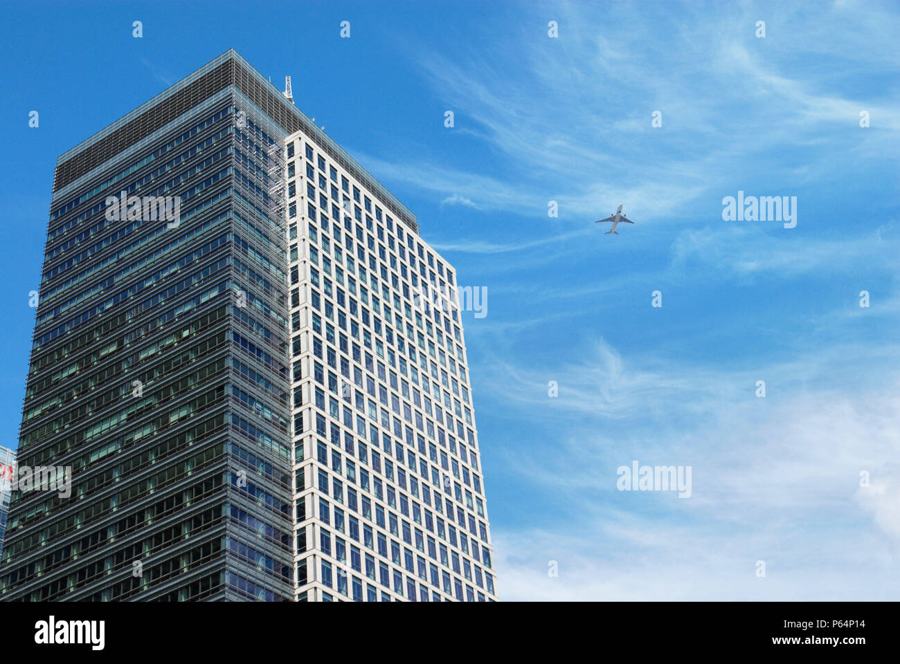 Canary Wharf - 25 Bank Street (Cesar Pelli & Associates) + Flugzeug zum City Airport, London, Großbritannien Stockfoto