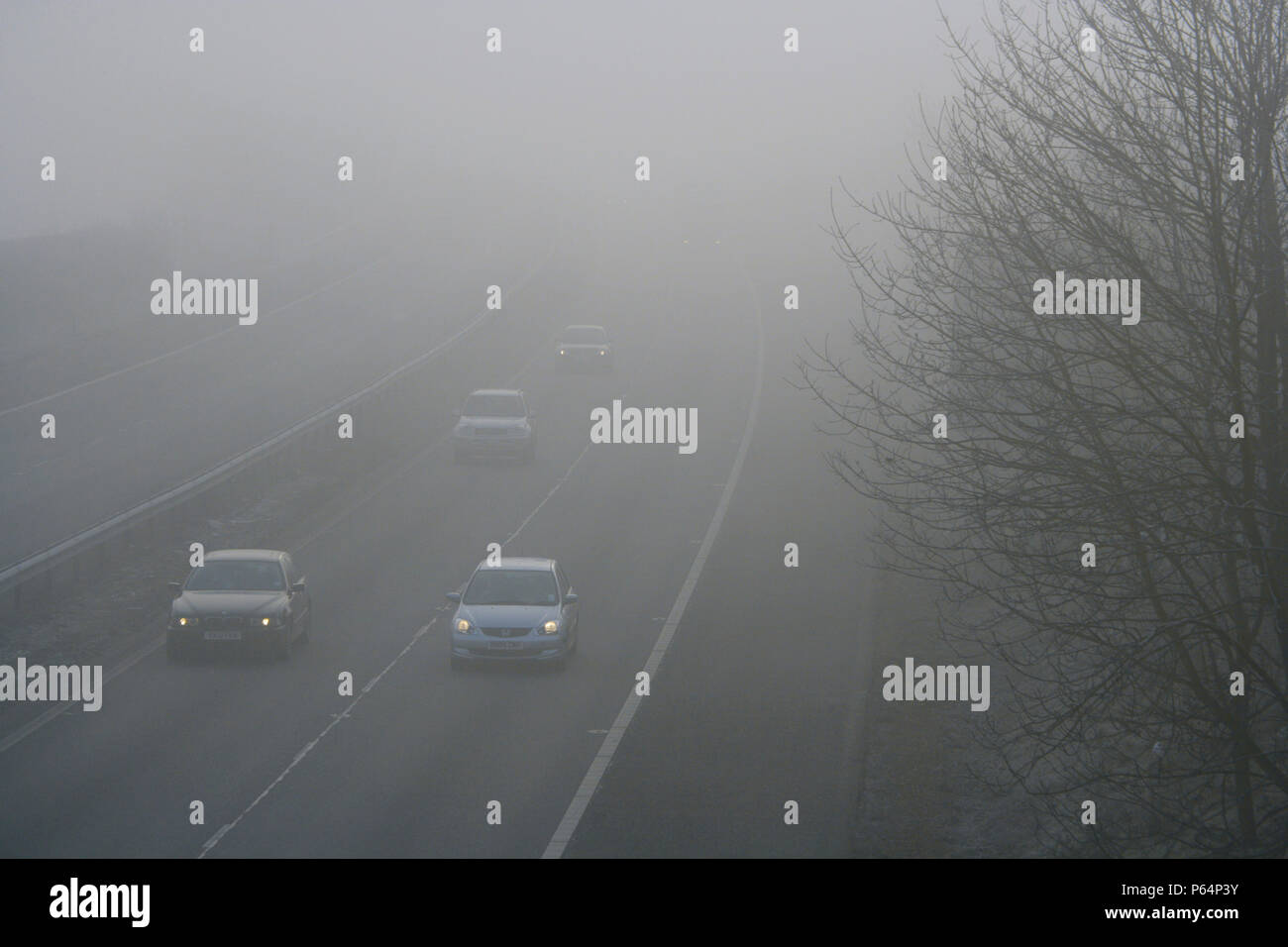Der Verkehr auf der Autobahn im Winter mit gefährlichen dicker Nebel. Stockfoto