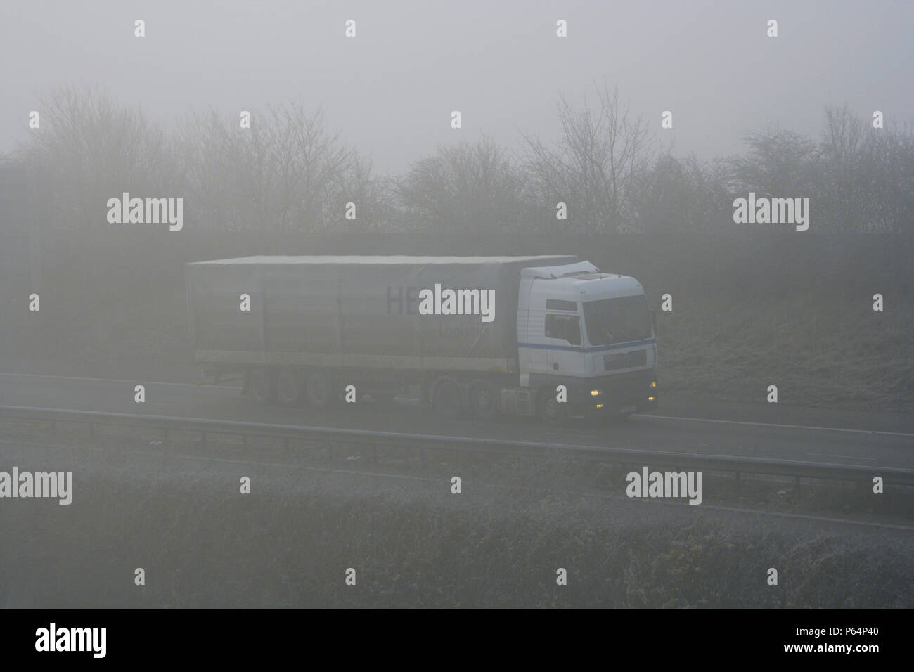 Der Verkehr auf der Autobahn im Winter mit gefährlichen dicker Nebel. Stockfoto