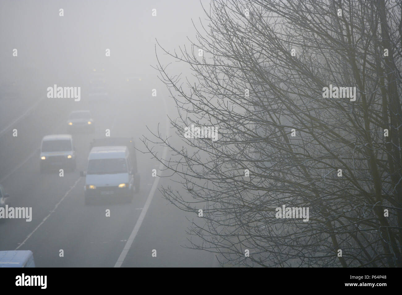 Der Verkehr auf der Autobahn im Winter mit gefährlichen dicker Nebel. Stockfoto