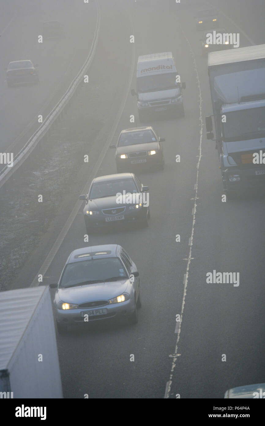 Der Verkehr auf der Autobahn im Winter mit gefährlichen dicker Nebel. Stockfoto
