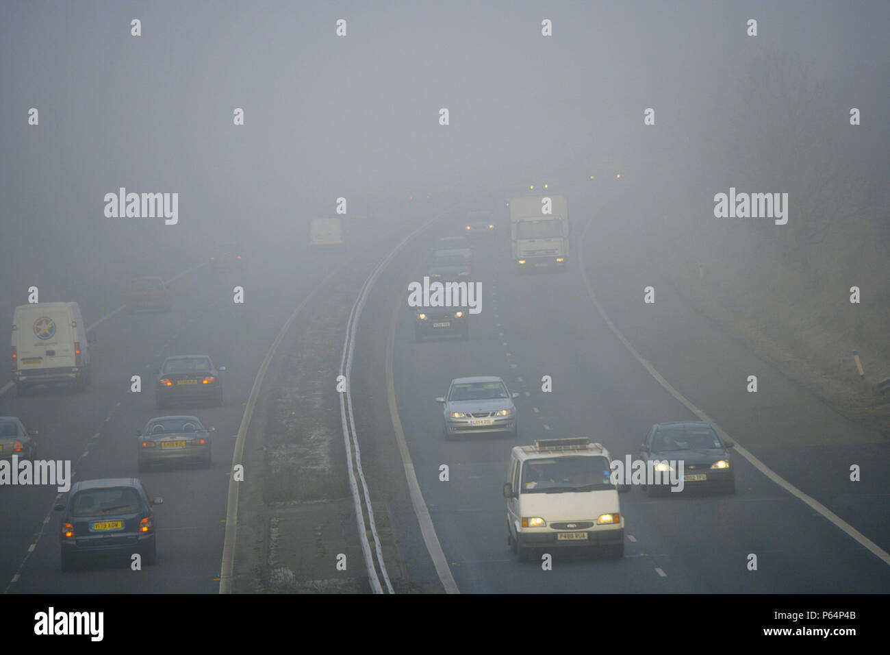 Der Verkehr auf der Autobahn im Winter mit gefährlichen dicker Nebel. Stockfoto