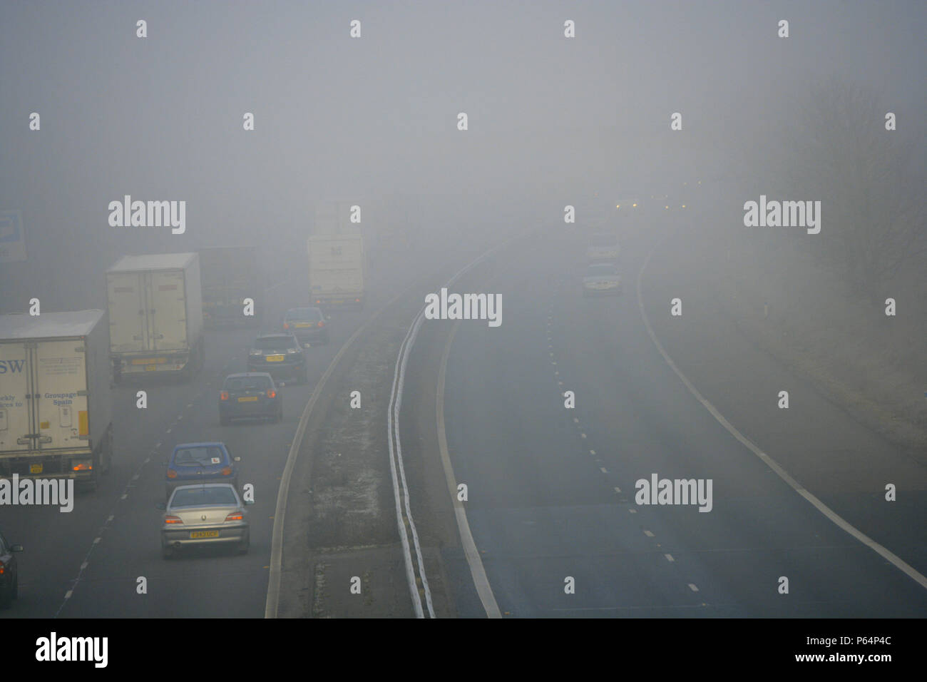 Der Verkehr auf der Autobahn im Winter mit gefährlichen dicker Nebel. Stockfoto