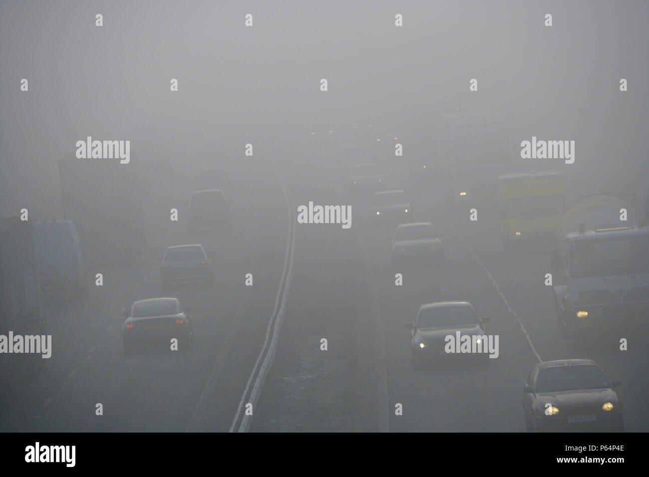 Der Verkehr auf der Autobahn im Winter mit gefährlichen dicker Nebel. Stockfoto