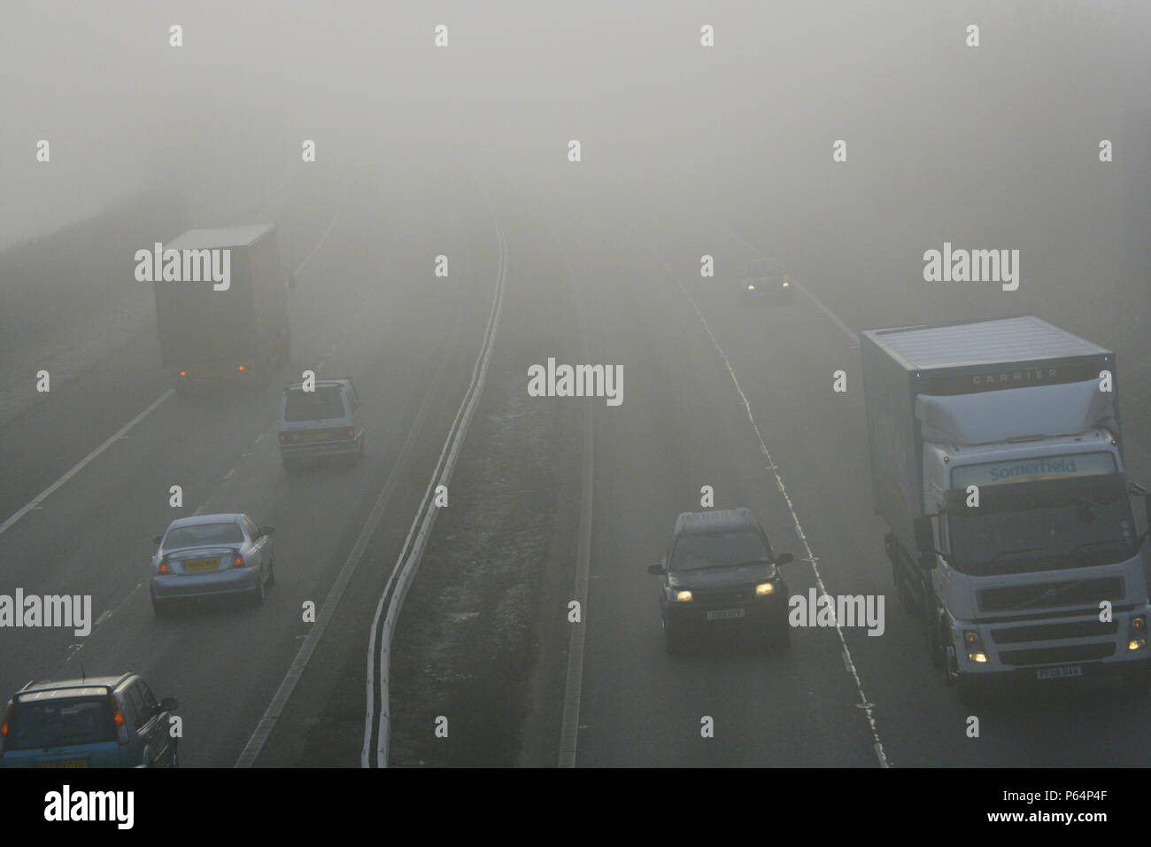 Der Verkehr auf der Autobahn im Winter mit gefährlichen dicker Nebel. Stockfoto