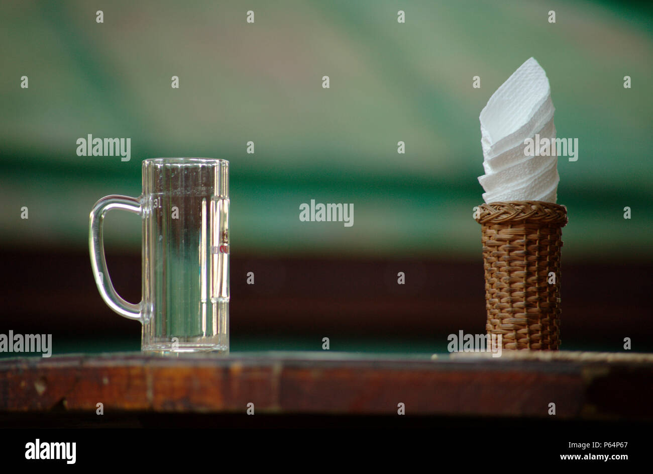 Noch immer leben mit einem Bier Glas und Servietten Stockfoto