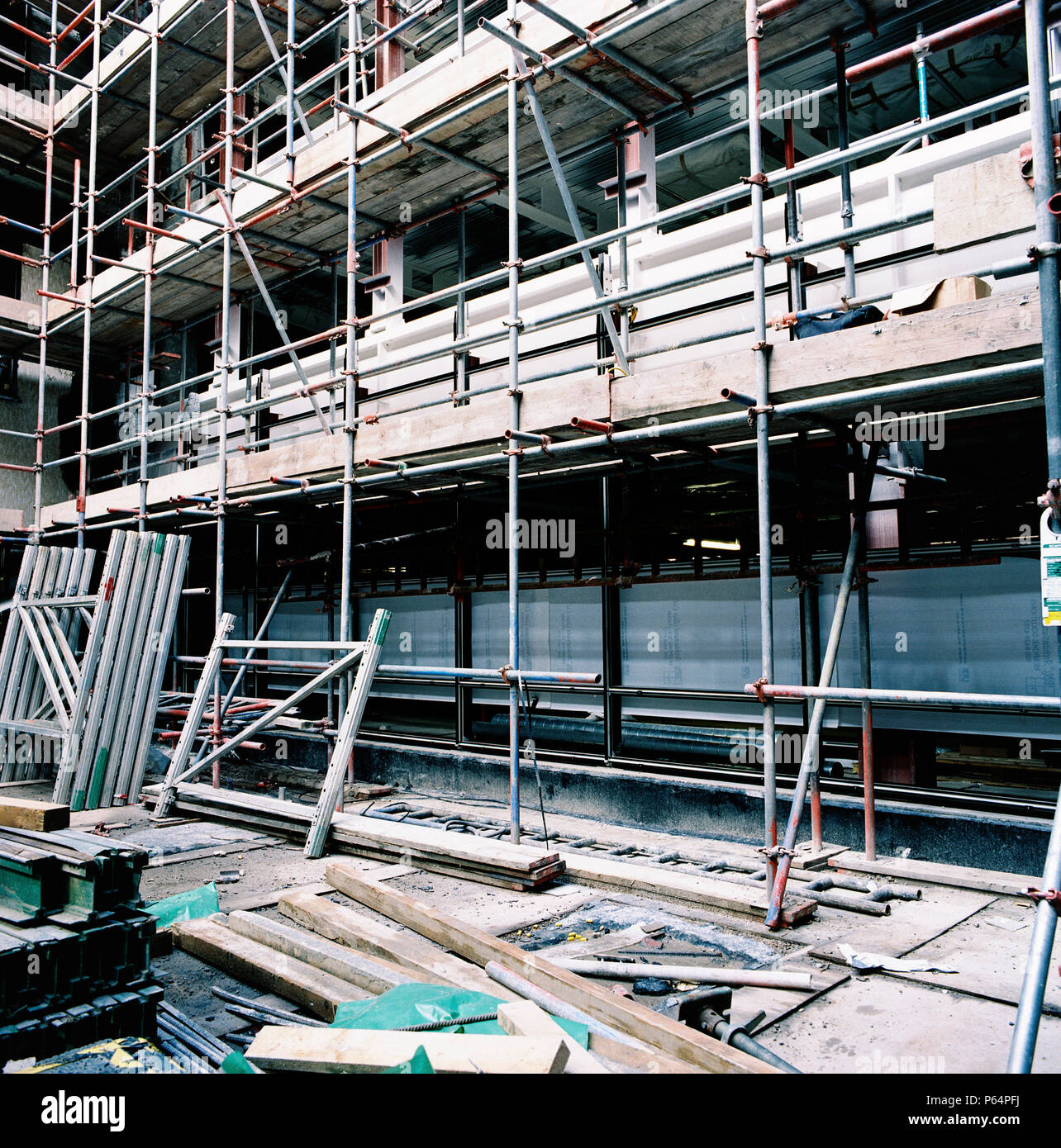 Gefährliche Baustelle mit Gesundheit und Sicherheit nicht konforme Gerüst Stockfoto