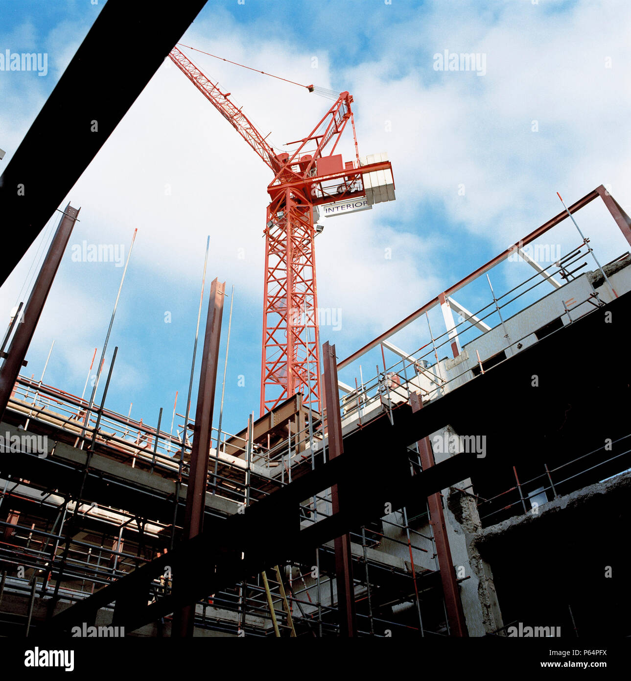 Blick auf einen Kran von einem niedrigen Winkel. Stockfoto