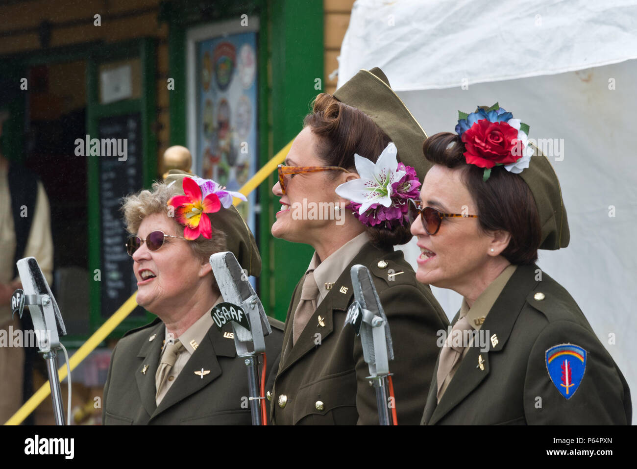 Ein großes Büfett Glen Miller Tribute Band bei "der Krieg zum Ereignis die Zeile "2018 Ropley Station auf dem Mid Hants Railway Watercress Line Stockfoto