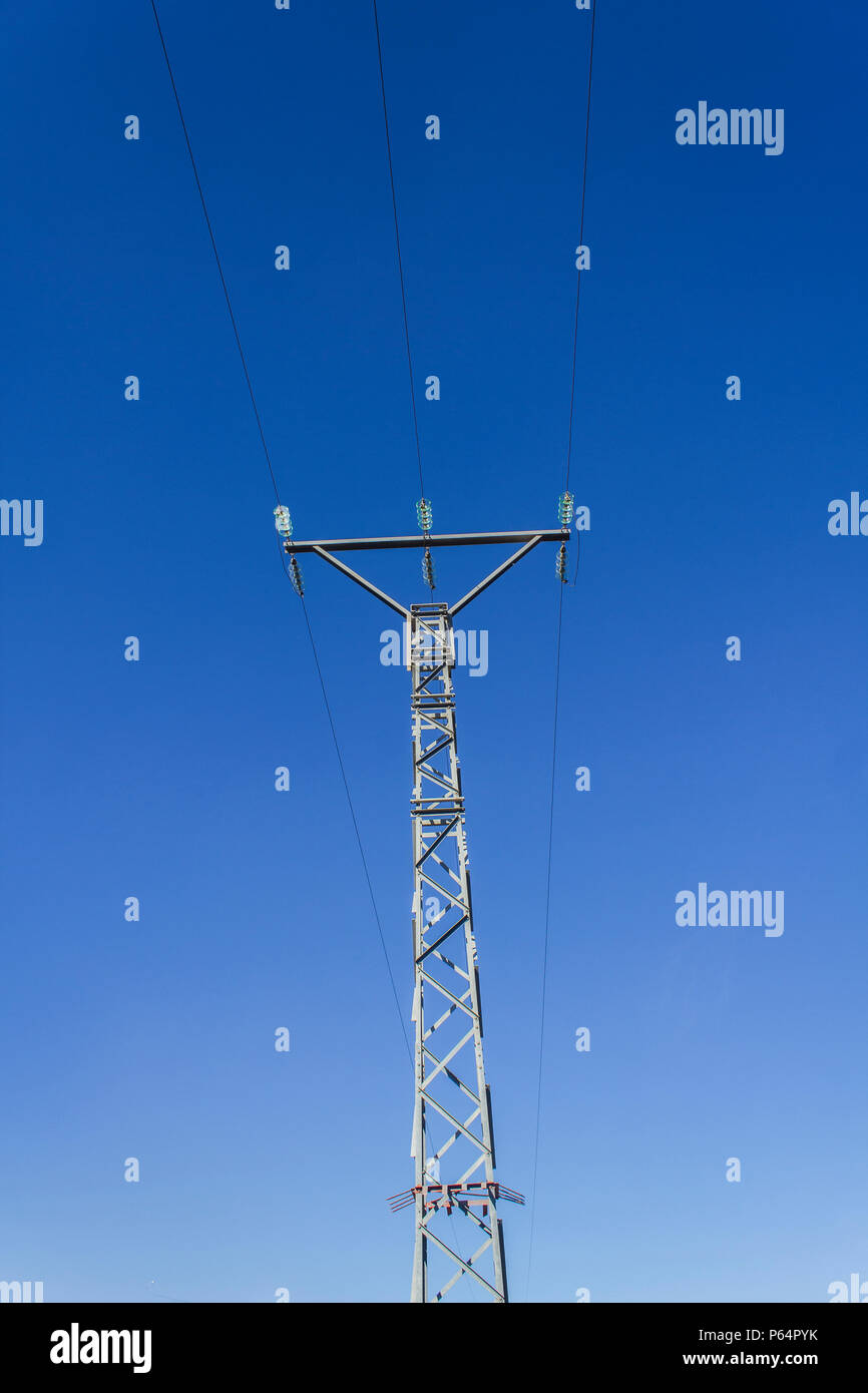 Hohe Spannung Turm mit drei Kabel und blauem Himmel als Hintergrund Stockfoto
