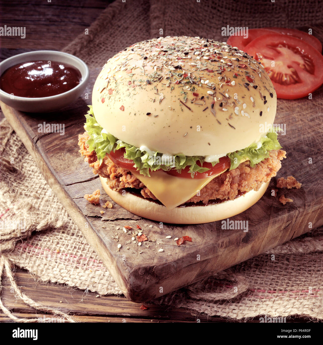 Gebratenes Huhn und Käse Burger Stockfoto