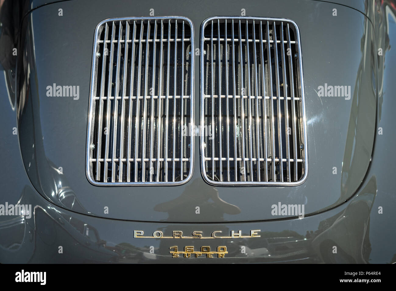 Die Lüftungsgitter der Motorraum eines Sportwagens Porsche 356 B. Oldtimertage Berlin-Brandenburg (31 Berlin-Brandenburg Oldtimer Tag). Stockfoto