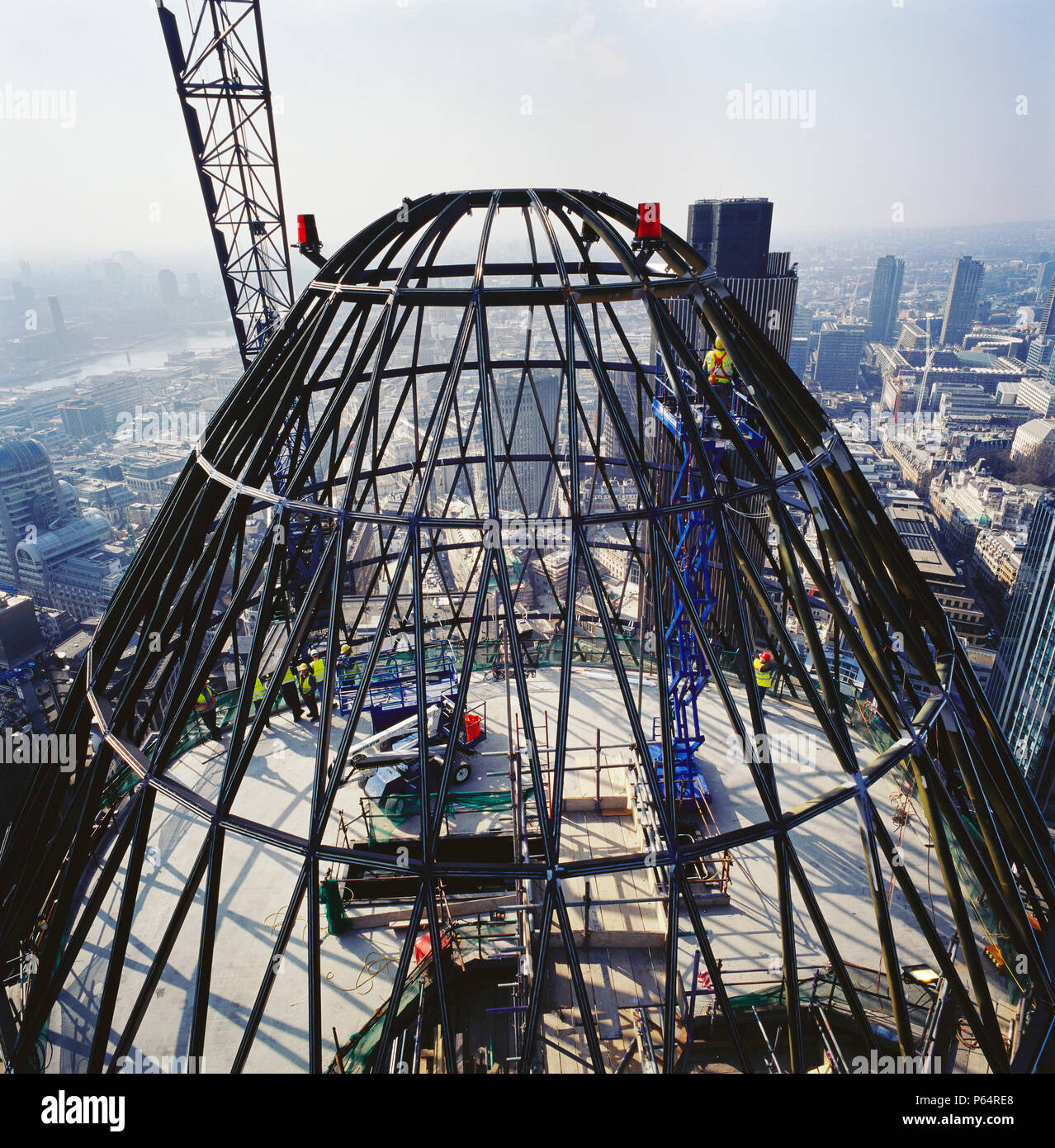 Bau der Spitzenwert von 30 St Mary Axe oder The Gherkin, London, UK Stockfoto