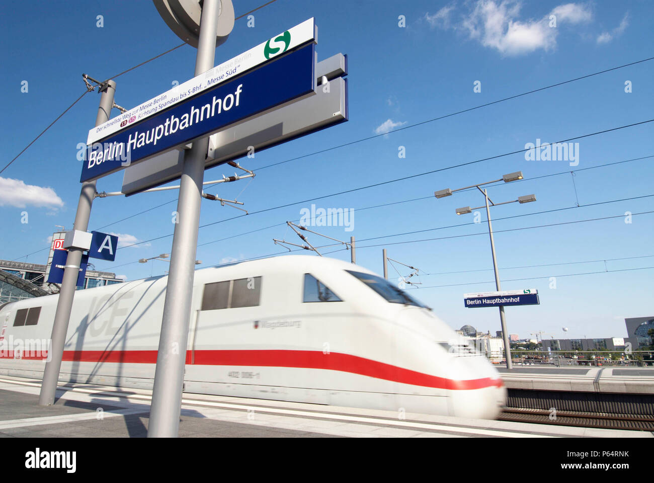 DB Intercity Ice am neuen Hauptbahnhof in Berlin, Deutschland ...