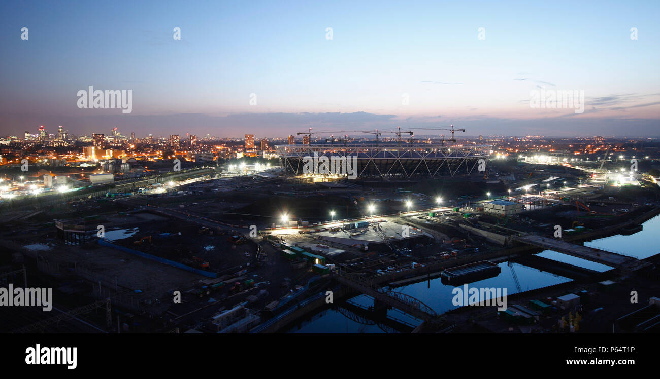 Olympiastadion während der Bauphase, Stratford, London, UK, Dämmerung, August 2009, West suchen Stockfoto