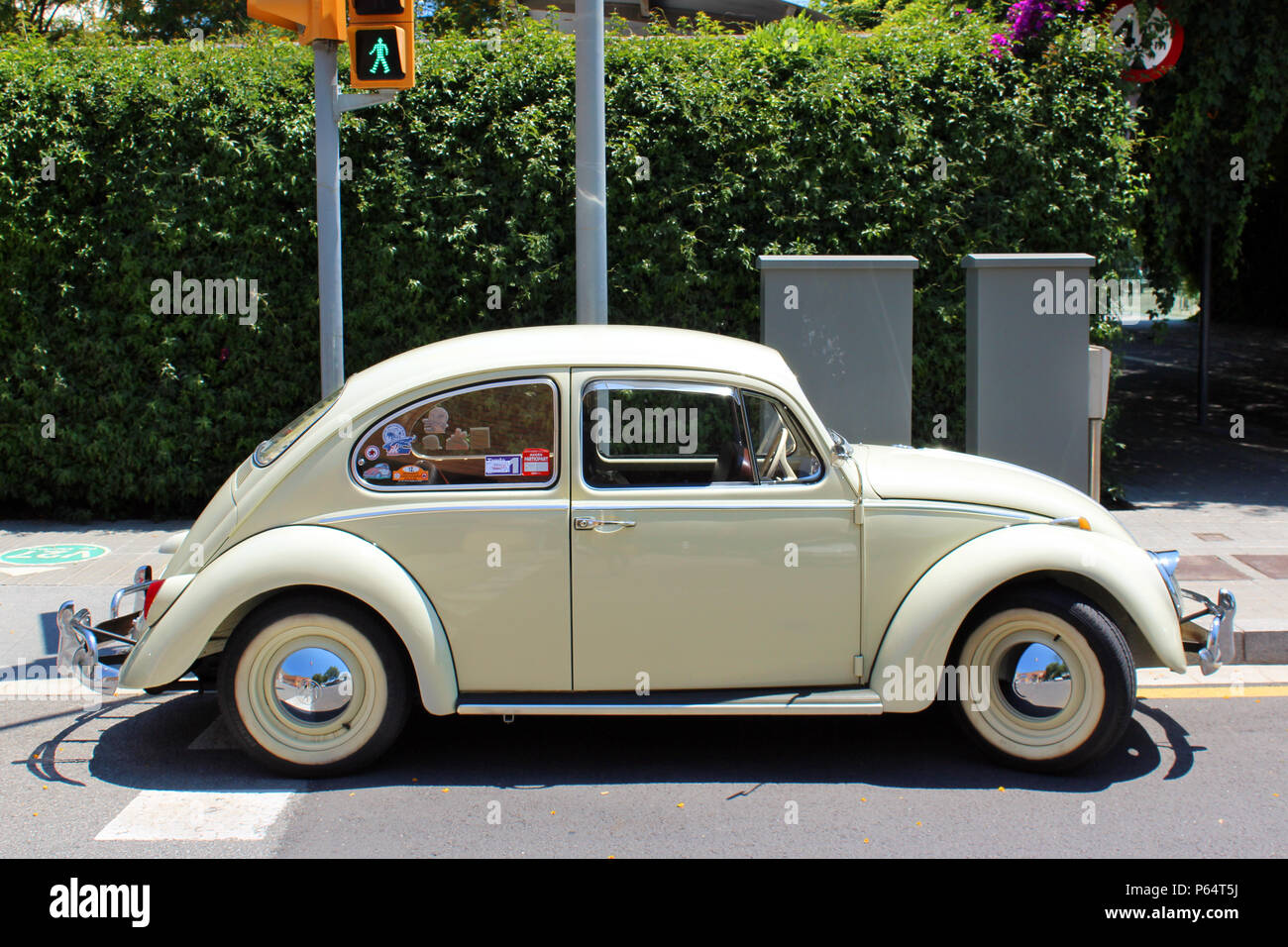 Creme Volkswagen Beetle, Poblenou, Barcelona Stockfoto