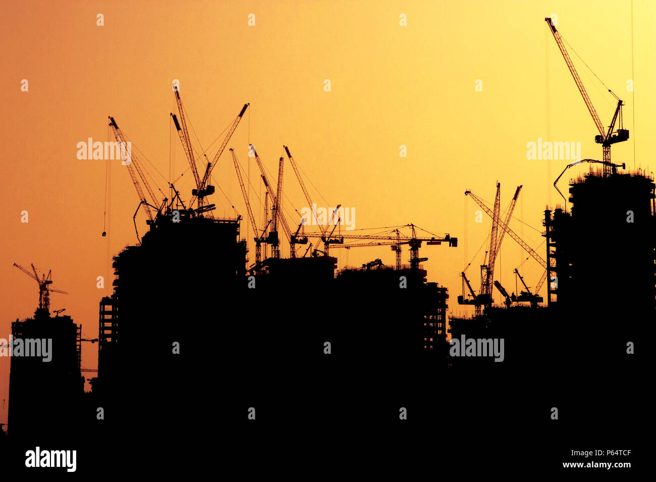 Krane bei Sonnenuntergang, Dubai, Vereinigte Arabische Emirate, 10. April 2005. Stockfoto