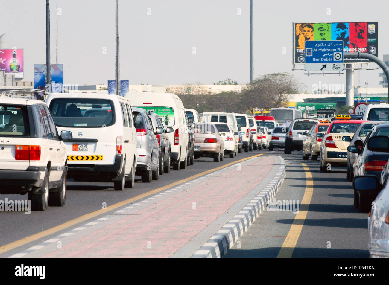 Der Verkehr in Dubai, Garhoud, Maktoum, Vereinigte Arabische Emirate, Februar 2007. Stockfoto