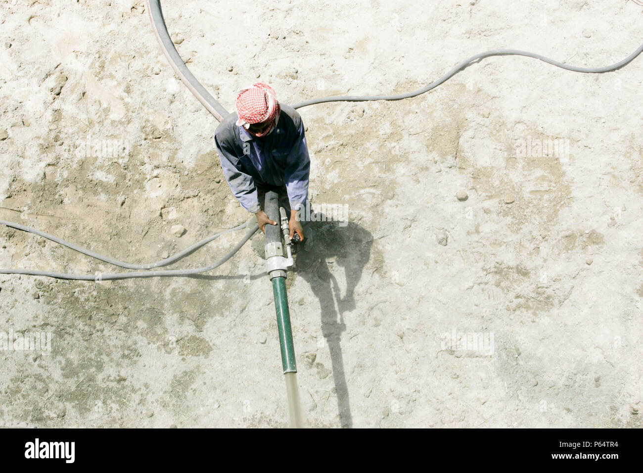 Bauarbeiter Zement Spritzen zu einer Wand, Jordanien Stockfoto