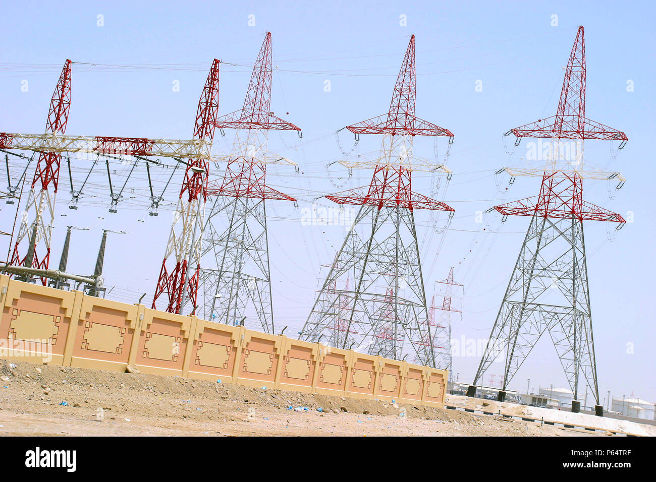 Strommasten, Abu Dhabi power station Stockfoto