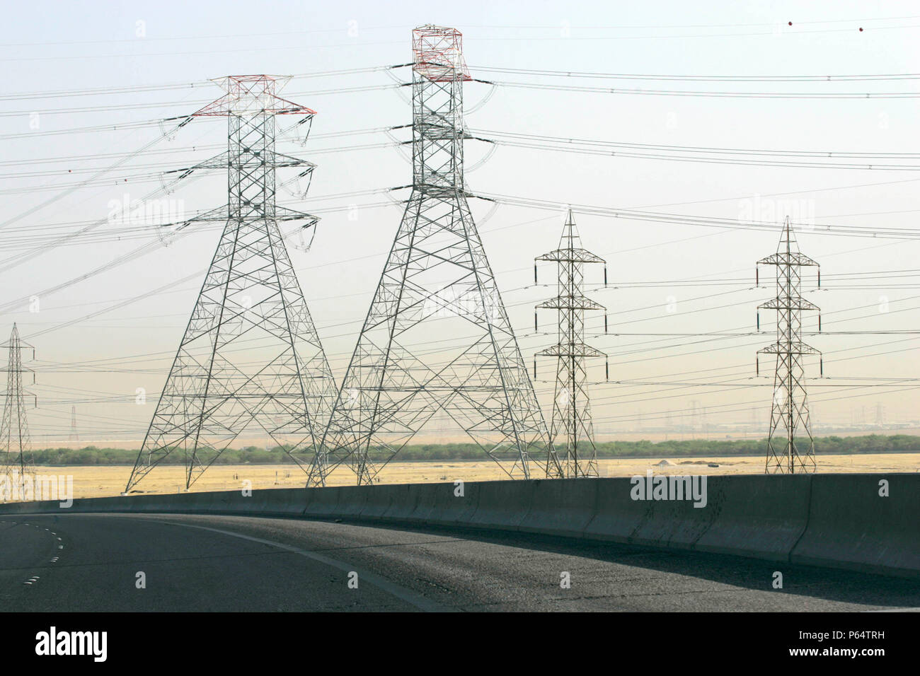 Strommasten, Autobahn, Jordanien Stockfoto