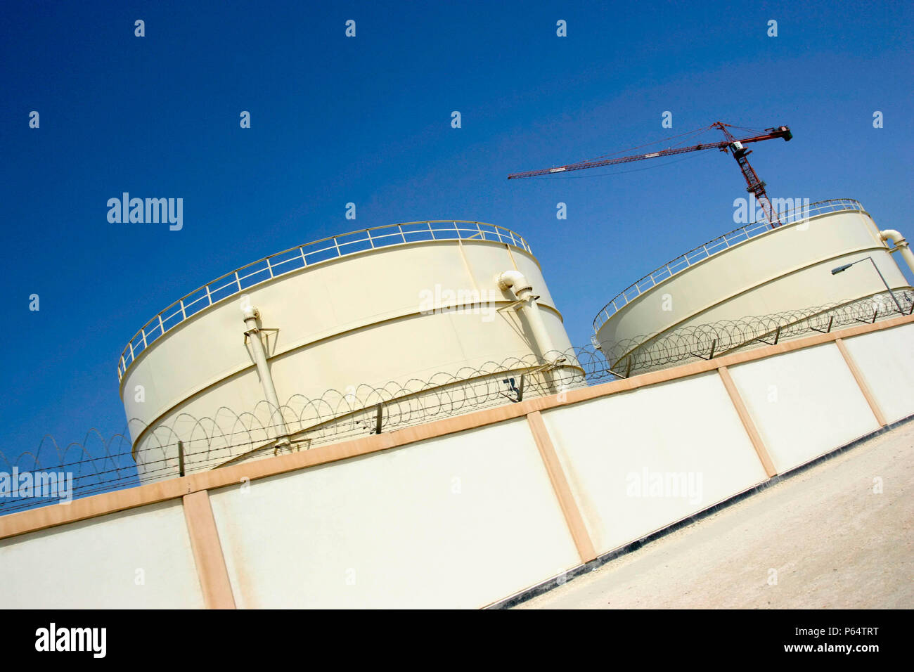 Gasbehälter außerhalb von Doha, Katar Stockfoto