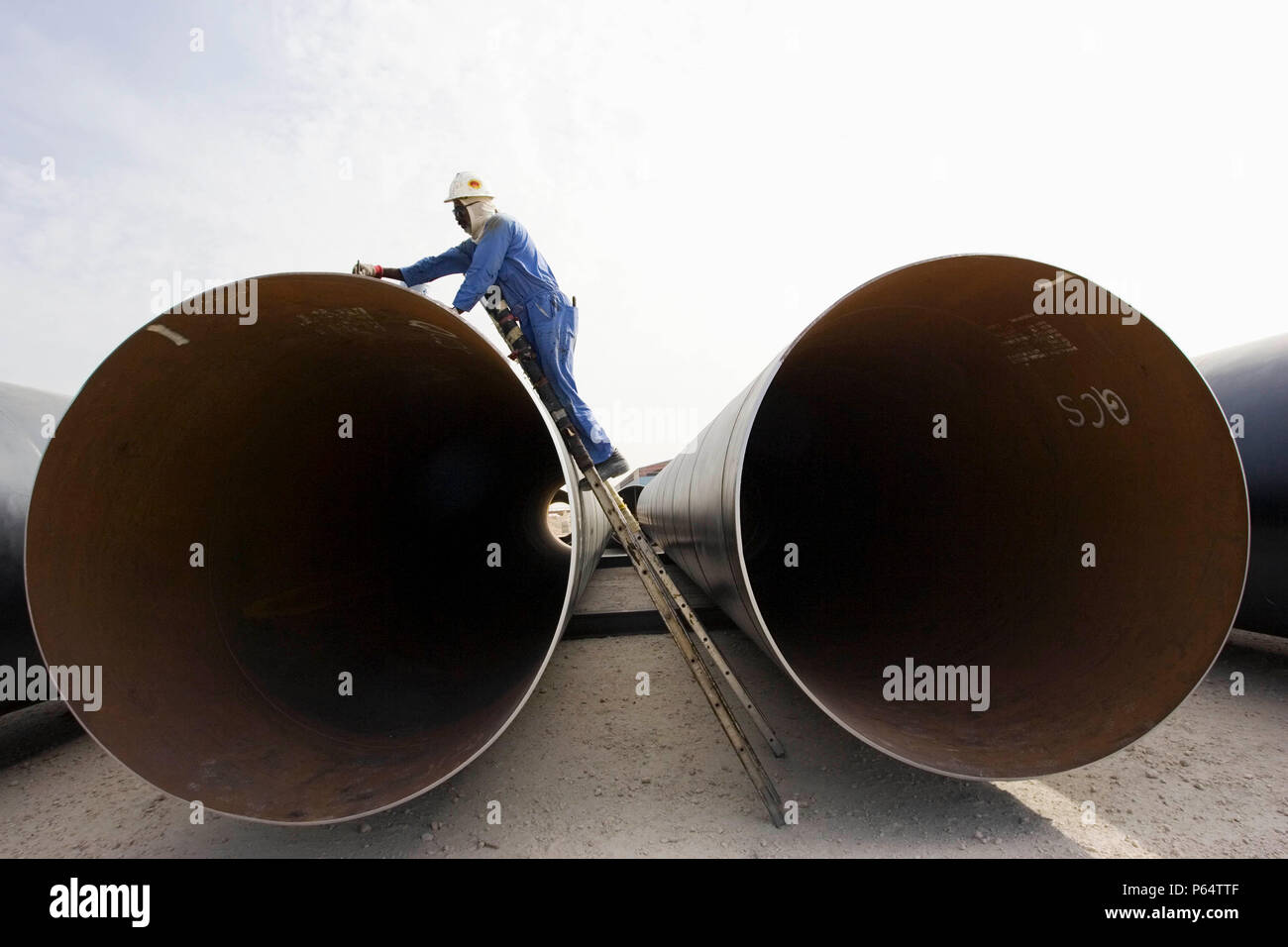 Pipeline gesäumt, die oben in der Wüste, Doha. Stockfoto